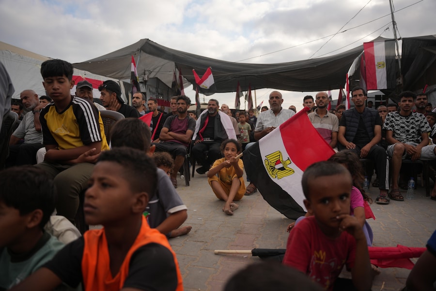 Sabato 27 giugno 2026, a Nuseirat, nella Striscia di Gaza centrale, ragazzi palestinesi seguono la diretta della partita dei Mondiali di calcio tra Egitto e Iran su uno schermo. (APS)