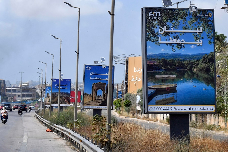 Cartelloni pubblicitari con la scritta “Il Libano ci unisce” sono esposti lungo l’autostrada che porta all’aeroporto di Beirut, in Libano. (EPA)