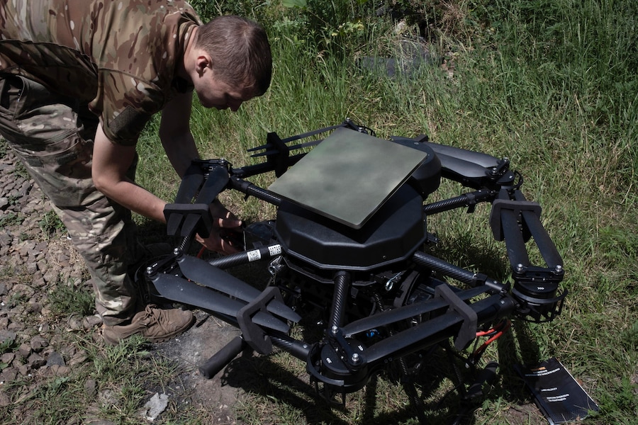 Un operatore ucraino di droni installa un sistema di comunicazione Starlink su un drone d’attacco “Vampiro” che dovrà svolgere una missione in una località segreta vicino alla linea del fronte nella regione di Donetsk. (EPA)