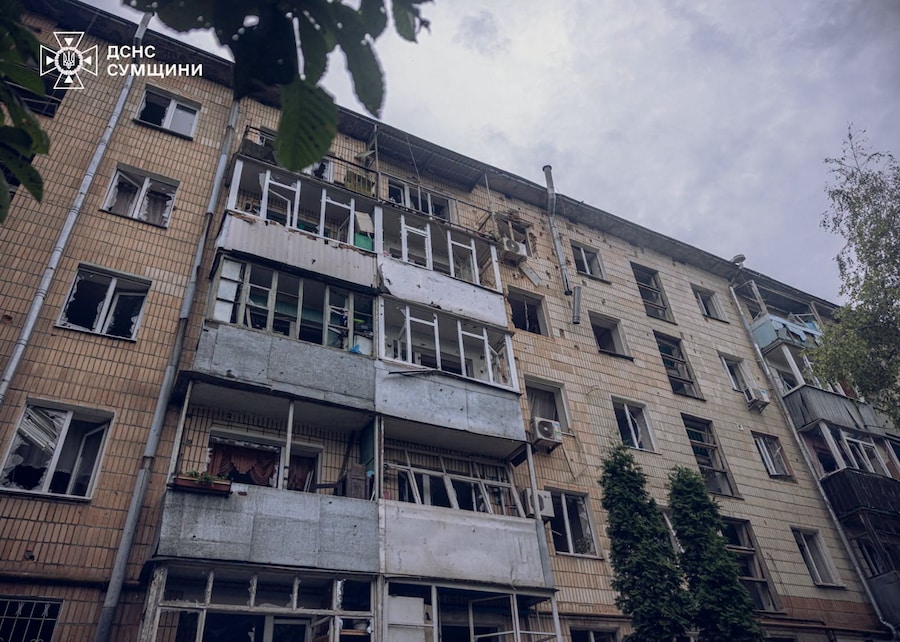 Un condominio colpito da un attacco con droni russi a Sumy, in Ucraina. (via REUTERS)