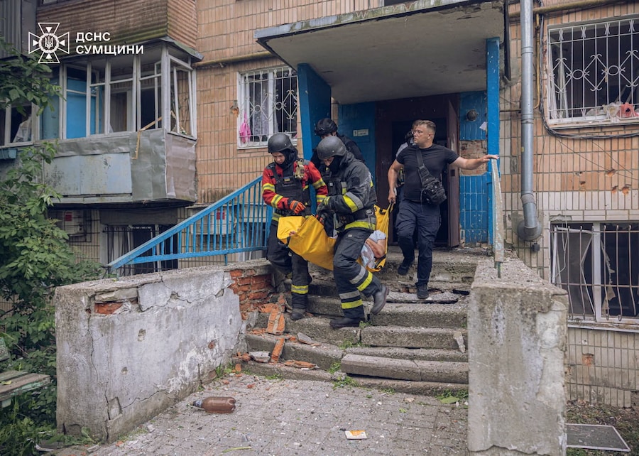 I soccorritori trasportano una persona ferita da un condominio colpito da un attacco con droni russi a Sumy, in Ucraina. (via REUTERS)