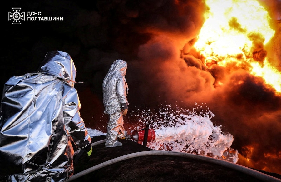 I vigili del fuoco intervengono sul luogo di un attacco russo sferrato con missili e droni nella regione di Poltava, Ucraina. (via REUTERS)