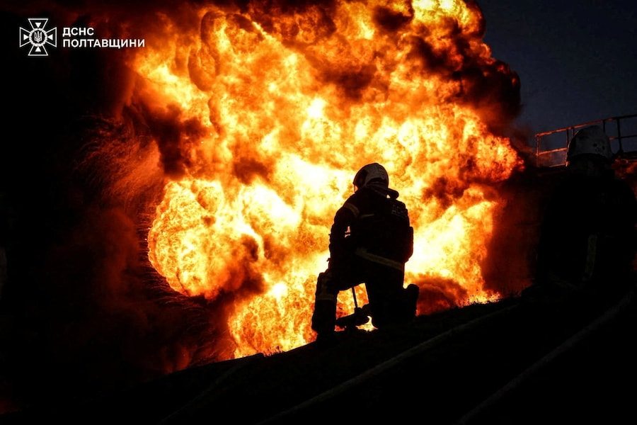I vigili del fuoco intervengono sul luogo di un attacco russo sferrato con missili e droni nella regione di Poltava, Ucraina. (via REUTERS)
