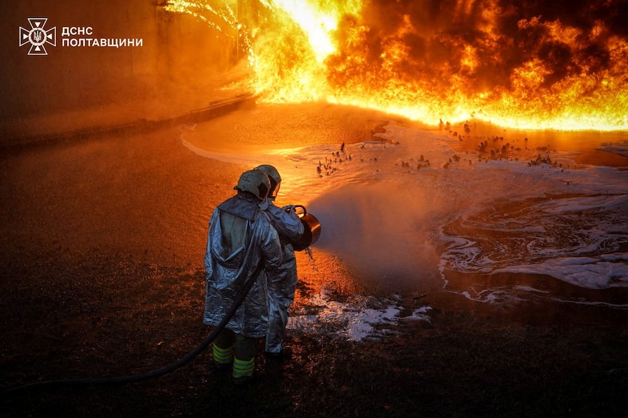 I vigili del fuoco intervengono sul luogo di un attacco russo sferrato con missili e droni nella regione di Poltava, Ucraina. (via REUTERS)