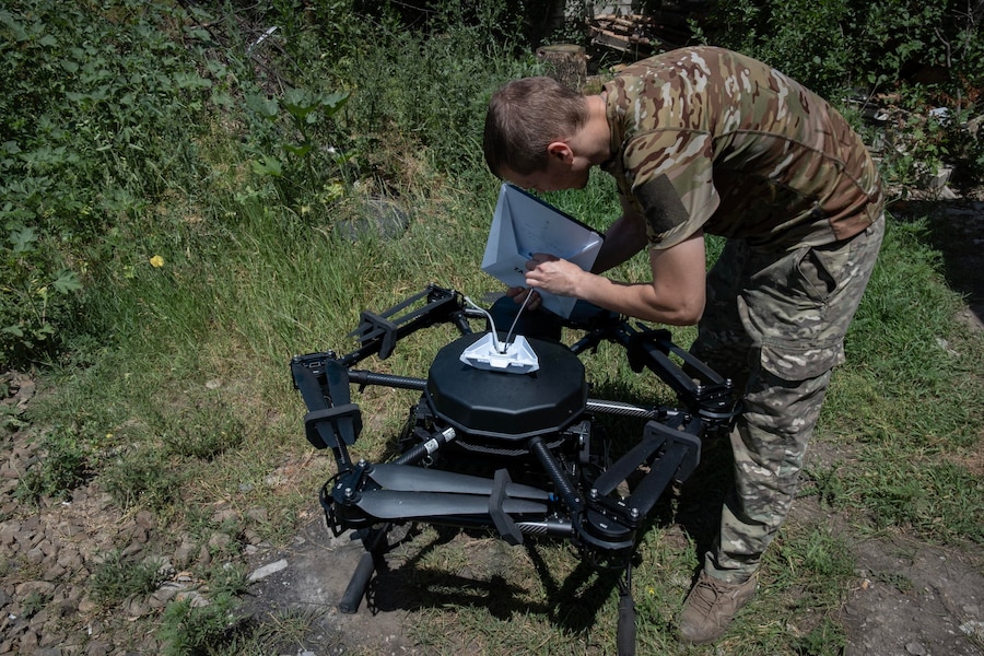 Un operatore ucraino di droni installa un sistema di comunicazione Starlink su un drone d'attacco “Vampiro” che dovrà svolgere una missione in una località segreta vicino alla linea del fronte nella regione di Donetsk. (EPA)