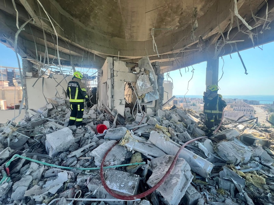 Il personale della protezione civile e dei soccorsi del Bahrein interviene in un edificio residenziale che, secondo il Ministero dell’Interno bahreinita, è stato colpito da un drone iraniano, a Muharraq, Bahrein. (via REUTERS)