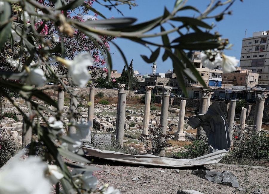 Un pezzo di metallo giace tra le rovine romane di Al-Bass, sito patrimonio mondiale dell’UNESCO colpito da un attacco aereo israeliano a Tiro, nel Libano meridionale. (REUTERS)