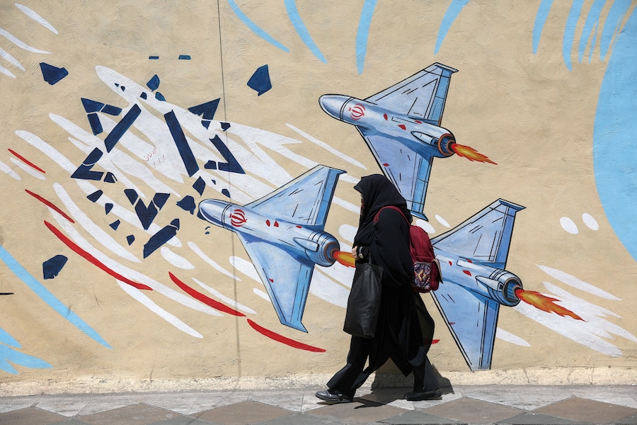 Una donna iraniana passa davanti a un murale anti-israeliano a Teheran, in Iran. (via REUTERS)