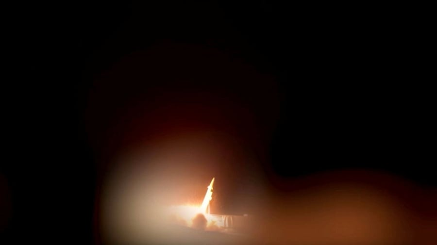 Uno screenshot tratto da un video fornito dall’agenzia che mostra un missile lanciato dall’Iran. (via REUTERS)