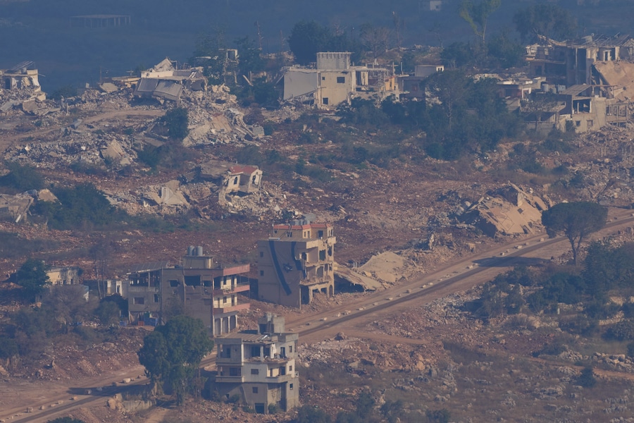 Una bandiera israeliana, al centro, su un edificio distrutto nel Libano meridionale, vista dal nord di Israele. (APN)