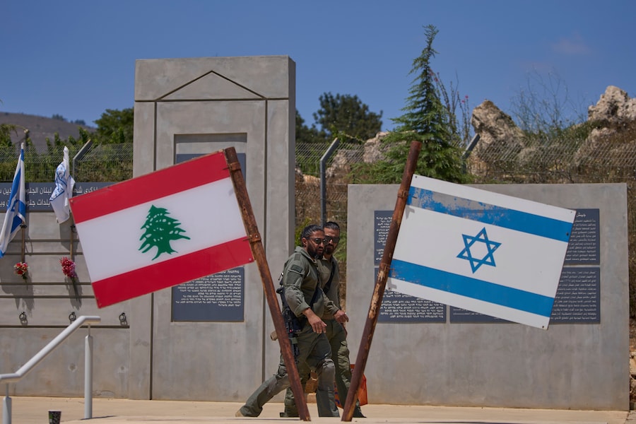 Soldati israeliani in un luogo commemorativo al confine con il Libano, nel nord di Israele. (APN)