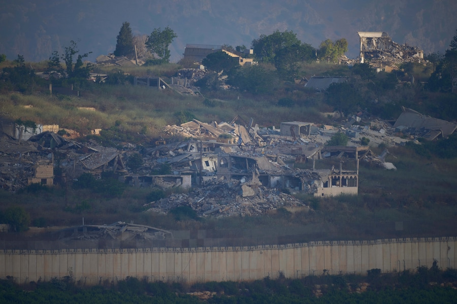 Gli edifici distrutti nel Libano meridionale visti dal nord di Israele. (APN)