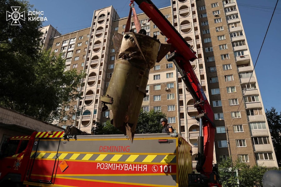 Artificieri del Servizio statale per le emergenze dell’Ucraina caricano un frammento di missile su un autocarro in seguito a un attacco missilistico russo a Kiev (via REUTERS)