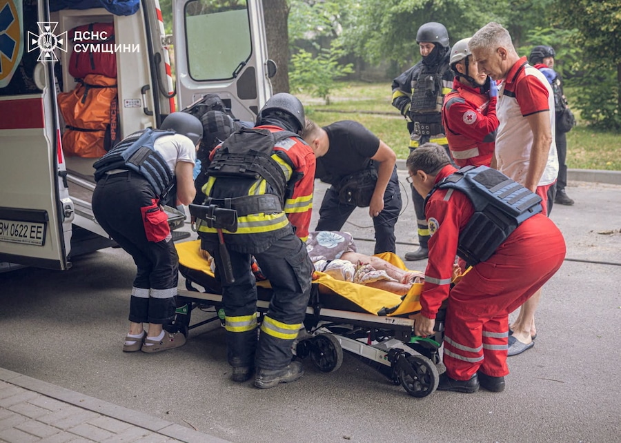 Soccorritori e personale sanitario evacuano una persona ferita da un condominio colpito da un attacco di droni russi a Sumy (Ucraina) (via REUTERS)