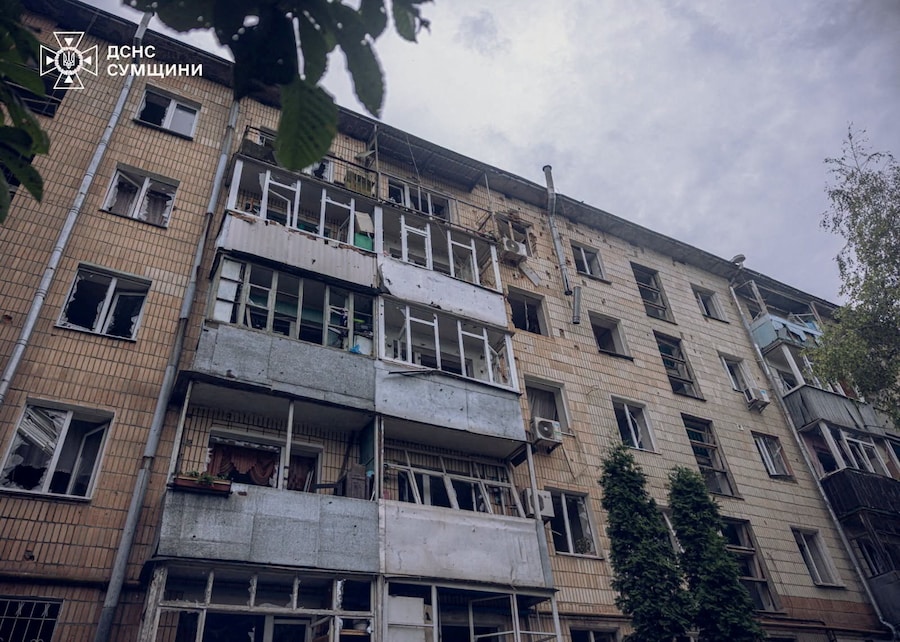 Un condominio colpito da un attacco di droni russi a Sumy (Ucraina) (via REUTERS)