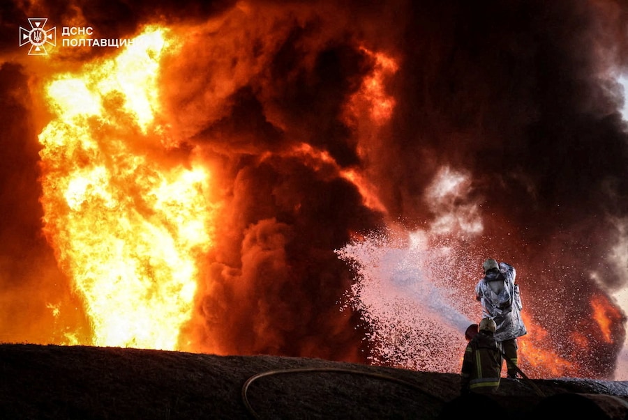 Vigili del fuoco al lavoro sul luogo di un attacco russo con missili e droni nella regione di Poltava (via REUTERS)