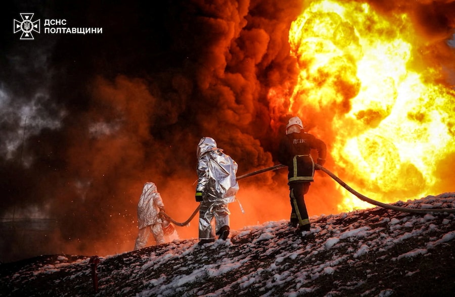 Vigili del fuoco al lavoro sul luogo di un attacco russo con missili e droni nella regione di Poltava (via REUTERS)