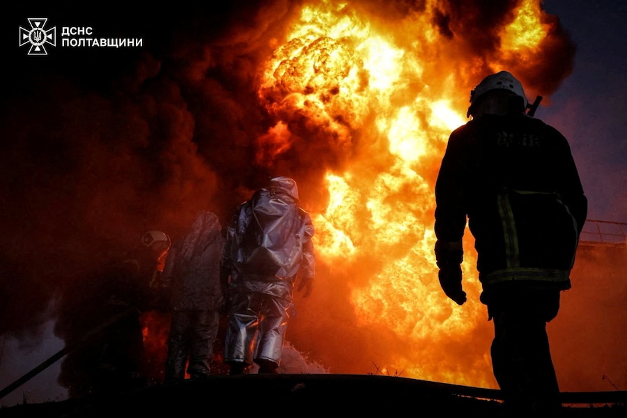 Vigili del fuoco al lavoro sul luogo di un attacco russo con missili e droni nella regione di Poltava (via REUTERS)