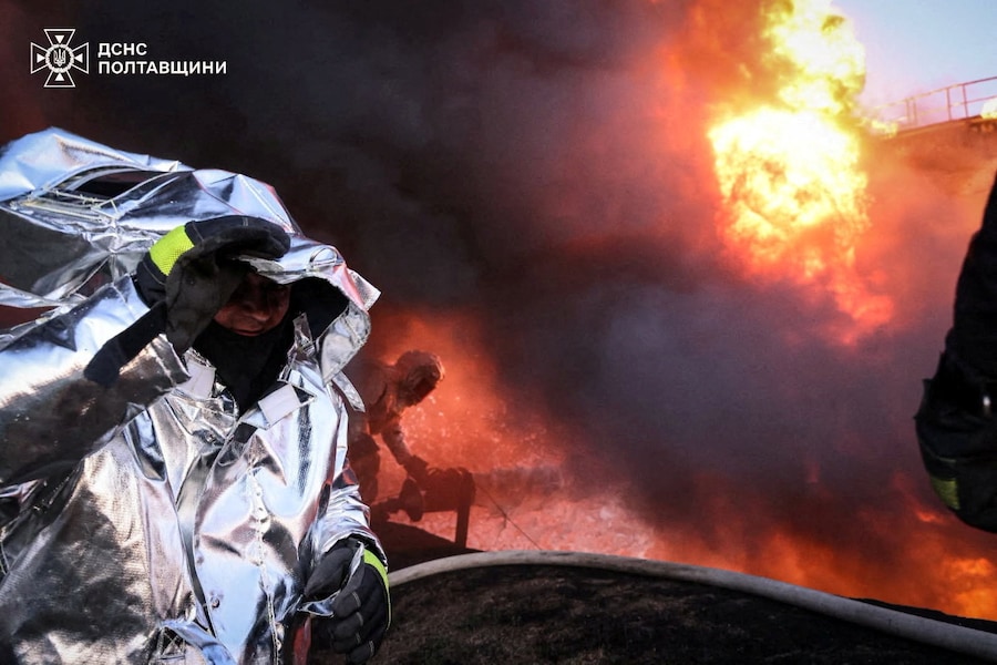 Vigili del fuoco al lavoro sul luogo di un attacco russo con missili e droni nella regione di Poltava (via REUTERS)