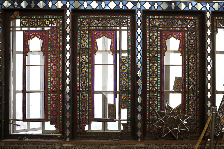 Vetrate danneggiate all’interno della Sala degli Specchi (Talar-e Ayne) del Palazzo Golestan, sito patrimonio mondiale dell’UNESCO, sullo sfondo del conflitto tra Stati Uniti, Israele e Iran, a Teheran, in Iran. (REUTERS)