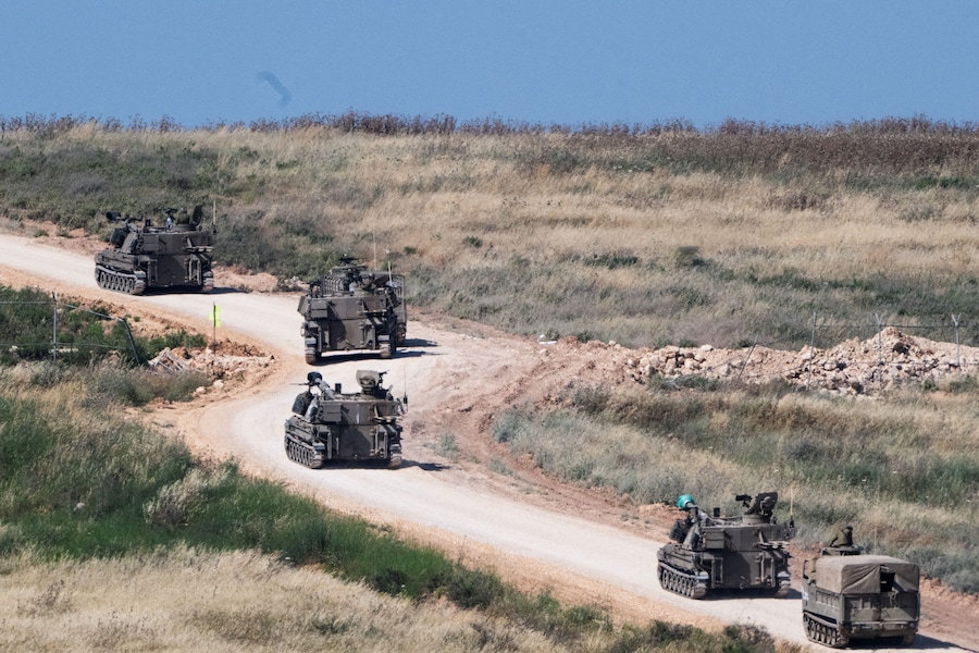 Un'unità di artiglieria dell'esercito israeliano entra in Libano dopo aver attraversato il confine israelo-libanese, vista dal nord di Israele. (REUTERS)