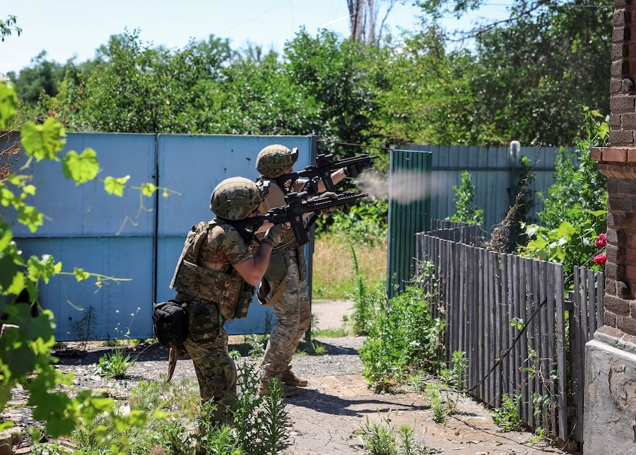 I militari della Brigata consolidata "Khyzhak" del Dipartimento di Polizia di Pattuglia ucraino sparano con fucili d'assalto per abbattere un drone russo durante una missione volta a proteggere una strada dai droni russi tra le città di prima linea di Druzhkivka e Kostiantynivka, nel contesto dell'attacco russo all'Ucraina, nella regione di Donetsk, Ucraina. (REUTERS)