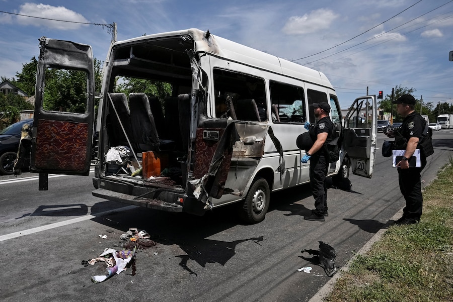Agenti di polizia al lavoro nei pressi di un minibus colpito da un attacco con droni russi, nel contesto dell'offensiva russa contro l'Ucraina, a Zaporizhzhia, Ucraina. (REUTERS)