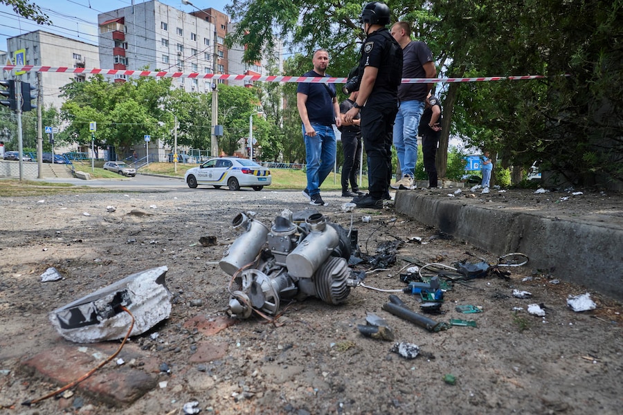 Resti di un drone sul luogo di un attacco russo contro una zona residenziale a Kharkiv. (EPA)