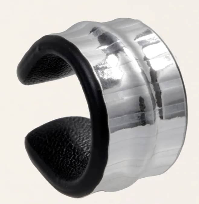 SO-LE Studio. Luce, ear cuff essenziale in pelle metallizzata