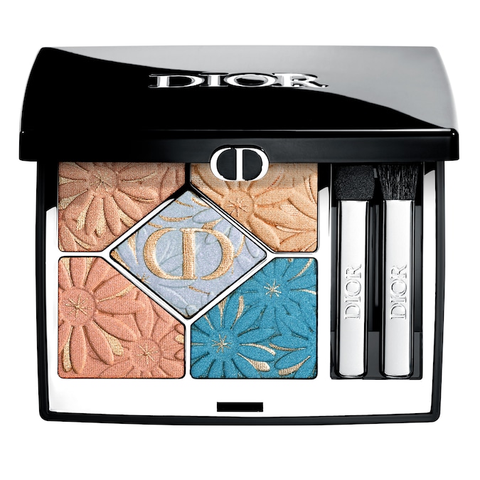 LIMITED EDITION Le margherite, simbolo della collezione Dioriviera, fanno capolino sotto forma di perlescenze bronzo. La palette must have gioca con sfumature ispirate ai cieli estivi della provenza: un delicato azzurro e uno più carico, insieme a un solare oro giallo, un corallo leggero e un beige satin. Diorshow 5 Couleurs, Dior (n. 162, € 72).