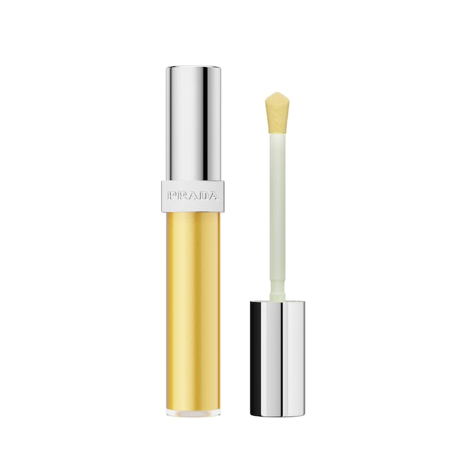 LABBRA GLOSSY E PLUMP Con un’azione di trattamento simile a quella di un balsamo, la formula assicura fino a 24 ore d’idratazione e benefici come turgore e levigatezza grazie alla presenza di microsfere di acido ialuronico. Applicatore con punta angolare che facilita l’applicazione lungo i contorni. Prada Reflection, Prada (Banana Yellow, € 50).
