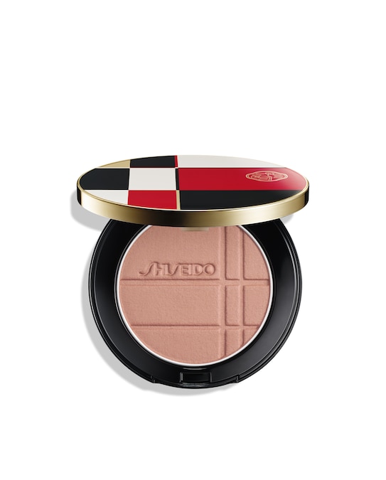 MULTIUSO Polvere jolly da usare sulle palpebre come ombretto, sulle guance come blush e per scolpire i contorni del viso con la tecnica del contouring. Arricchita da attivi skincare, si sfuma facilmente senza creare effetto spessore in un finish levigato e luminoso. Color + Glow Enhancer, Shiseido (n. 04, € 52).