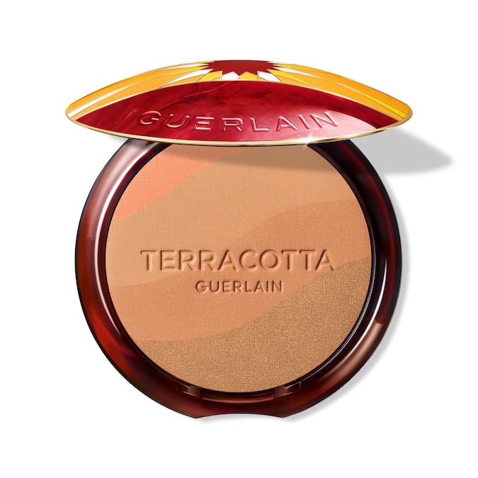 HEALTHY GLOW La cialda richiama l’effetto del sole sulle dune mentre la cover è ispirata all’antica tecnica dello zellige (mosaico ornamentale marocchino). Invariata la formula anti aridità composta al 96% da ingredienti e la sua ineguagliabile leggerezza. In edizione limitata: Terracotta Golden Dunes, Guerlain (Red Zagora, € 61).
