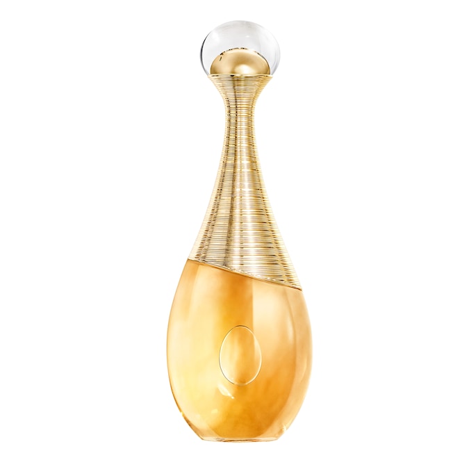 MUSA POP Intenso, sensuale, moderno: il nuovo J’Adore Intense Dior (50ml, € 126), ispirato alla femminilità di Rihanna, amplifica la sua concentrazione fino a rivelarsi come un nettare floreale mielato. Dove il gelsomino prende una sfumatura di albicocca, lo Ylang-Ylang è lavorato per esaltarne le sfaccettature, la rosa è enfatizzata. Il fondo di sandalo e vaniglia si prolunga in una scia irresistibile.
