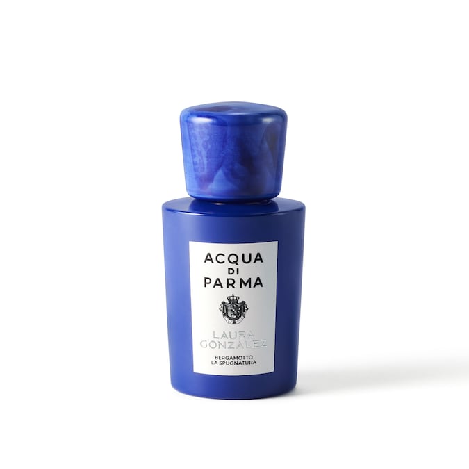 EXPERTISE ARTIGIANALE Impiegando una tecnica secolare, l’essenza di bergamotto viene estratta con una spugna direttamente dalla scorza del frutto, conservando così intatta tutta la sua intensità. Della collezione estiva La Caletta, in edizione limitata, Bergamotto La Spugnatura Eau De Parfum Acqua di Parma (100ml, € 256), insieme a quelli di agrumi, svela poi accenti di geranio e galbano, vetiver e legno di cedro.