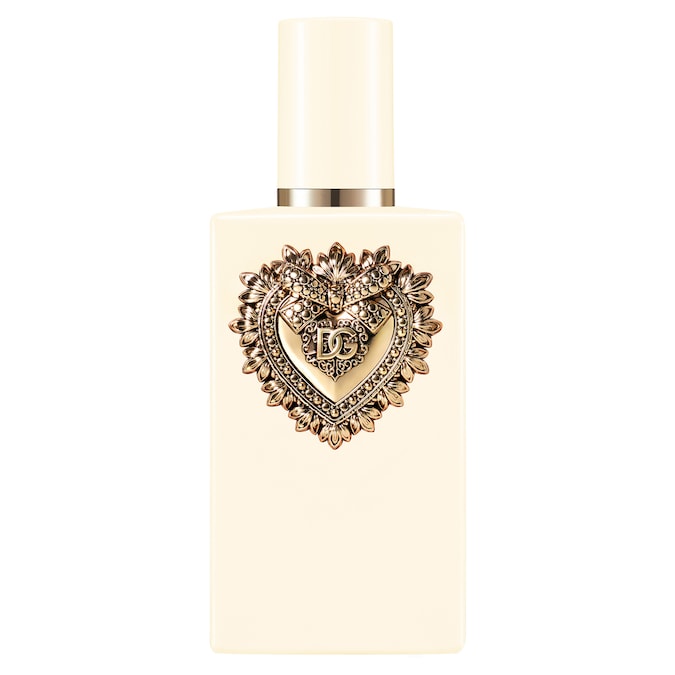DECLINAZIONE FRUTTATA L’ultimo capitolo di Your Devotion Eau de Parfum Intense Dolce&Gabbana (100ml, € 182), pur non perdendo nulla della suo carattere sensuale, ha un approccio decisamente più ludico. Alle note succose di melone e mandarino siciliani, succedono quelle di fiore d’arancio e gardenia. Sul fondo un accordo sensoriale di latte di vaniglia, legno di sandalo e muschio di quercia.
