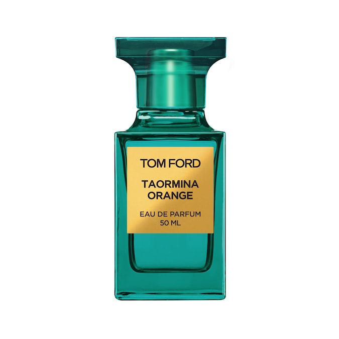 PASSEGGIATA NELL’ARANCETO Al tramonto, quando il calore del giorno scema e una leggera brezza si alza. Taormina Orange Tom Ford (50ml, € 264) rivela l’essenza più autentica della costiera siciliana con un’apertura frizzante di mandarino verde e cuore di lime, che evolve nella luminosità dell’assoluta di fiore d’arancio e nella sfumatura bitter dell’olio di arancio amaro. Poi il fondo di muschio di quercia e olio di patchouli.