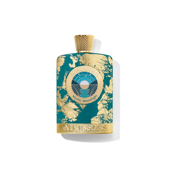 FLACONE GIOELLO Decorato con la tecnica della foglia d’oro da artigiani fiorentini, Mystic Moonlight Parfum Intense Atkinsons (100ml, € 265) reinterpreta un capolavoro d’archivio datato 1919 del brand inglese. Creato dal Maestro Profumiere Jordi Fernández, ha una partenza di frutti tropicali e zenzero, poi arriva il cuore di oud e legno di cedro, quindi la scia avvolgente e fiabesca di fava tonka e Ambrofix.