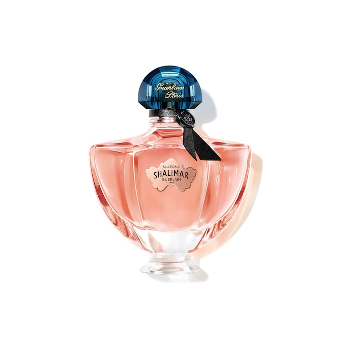 ROSA AUTENTICA In questa nuova interpretazione, che conserva comunque l’iconico accordo ambrato della fragranza originale, l’assoluta di rosa Centifolia di Grasse incontra le note mandorlate dell’essenza di rosa Damascena e la fresca morbidezza dell’acqua di rose, riproducendo fedelmente il profumo naturale della regina dei fiori. Shalimar Millésime Rose Eau de Parfum Guerlain (50ml, € 130).
