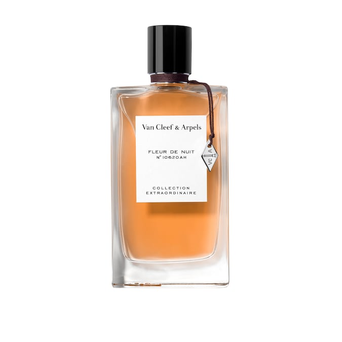 INCANTO NOTTURNO La maison dedica la sua ultima creazione alla tuberosa, fiore iconico che svela la sua intensità nelle ore serali. Fleur de Nuit N°10620AH di Van Cleef & Arples (75ml, € 200) si schiude sul vivace accordo di pepe rosa e petitgrain, poi la scena è catturata dalle note solari di tuberosa con un accento leggermente salino, per chiudersi nel finale morbido e lattiginoso di legno di sandalo, vaniglia e muschio.
