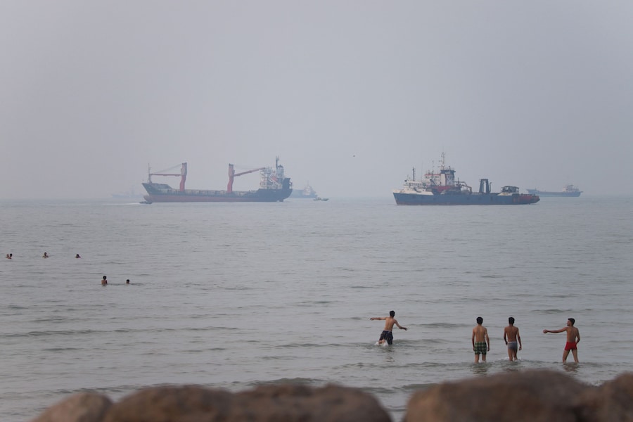 Navi nello Stretto di Ormuz, nei pressi della spiaggia di Bandar Abbas, in Iran, 30 giugno 2026. (via REUTERS)
