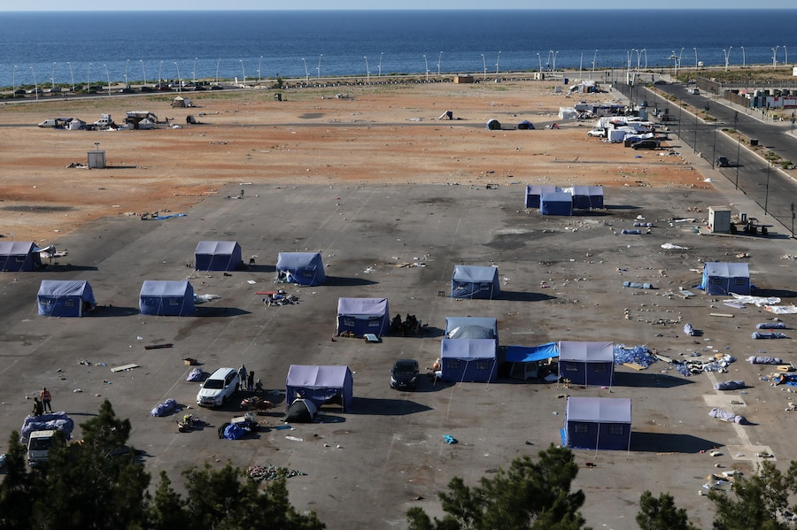 Un accampamento di fortuna per gli sfollati vicino al lungomare di Beirut, in Libano, il 30 giugno 2026. (EPA)