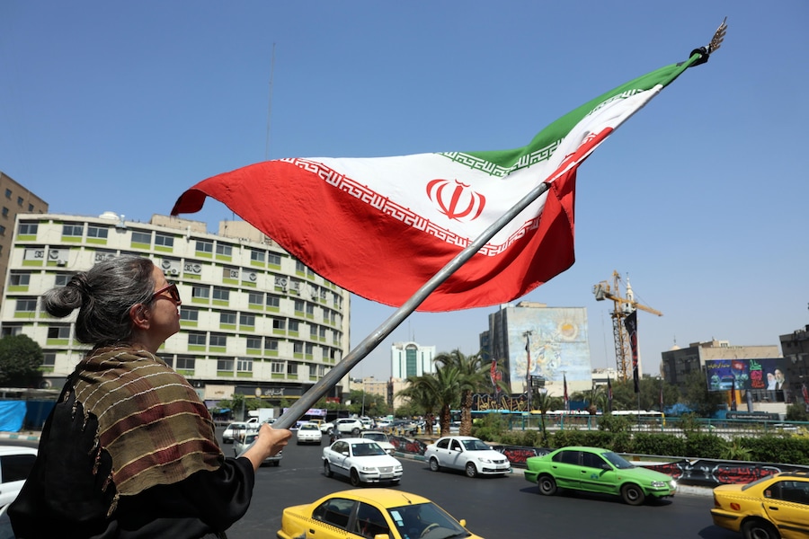 Una donna sventola la bandiera nazionale iraniana in piazza Valiasr a Teheran, in Iran, il 30 giugno 2026. (EPA)