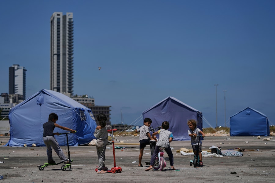 Alcuni bambini giocano fuori dalle tende delle loro famiglie, utilizzate come rifugio dopo la fuga dai bombardamenti israeliani. Beirut, Libano (APN)