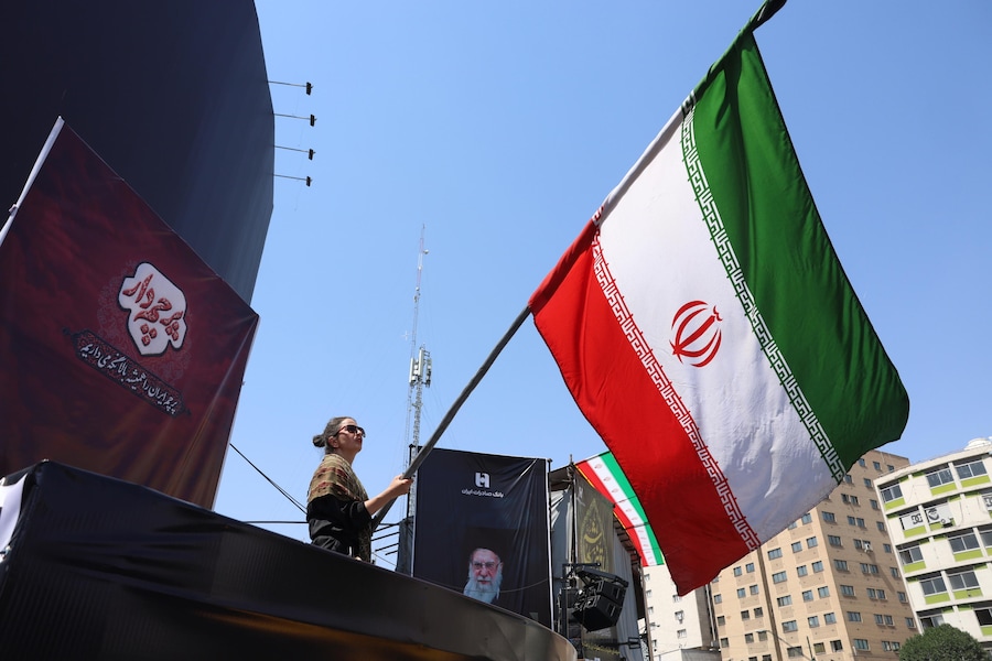 Una donna sventola la bandiera nazionale iraniana in piazza Valiasr a Teheran, in Iran, il 30 giugno 2026. (EPA)