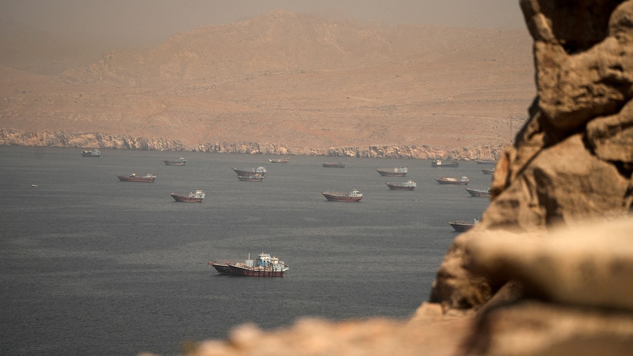 Navi nello Stretto di Hormuz, viste da Musandam, Oman. (REUTERS)
