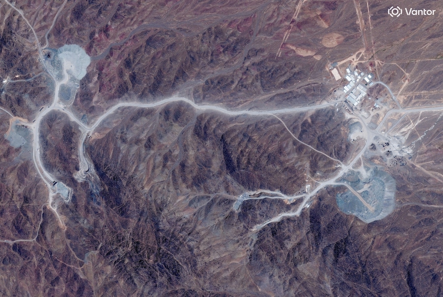 Una vista satellitare mostra gli ingressi delle gallerie sul monte Pickaxe, presso l’impianto nucleare di Natanz, nei pressi di Natanz, in Iran. (via REUTERS)