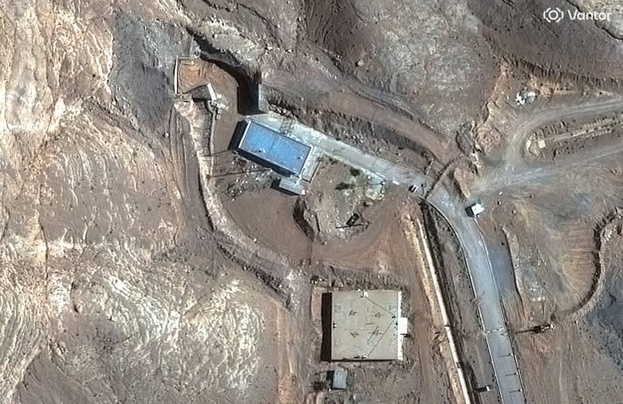 Una vista satellitare mostra una panoramica delle gallerie del complesso nucleare di Isfahan, a Isfahan. (via REUTERS)