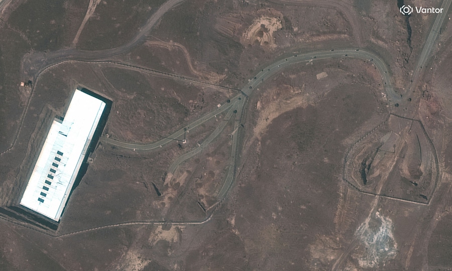 Una vista satellitare mostra una panoramica dell'impianto sotterraneo di arricchimento di Fordow, con ostacoli su una strada, nei pressi di Qom, in Iran. (via REUTERS)