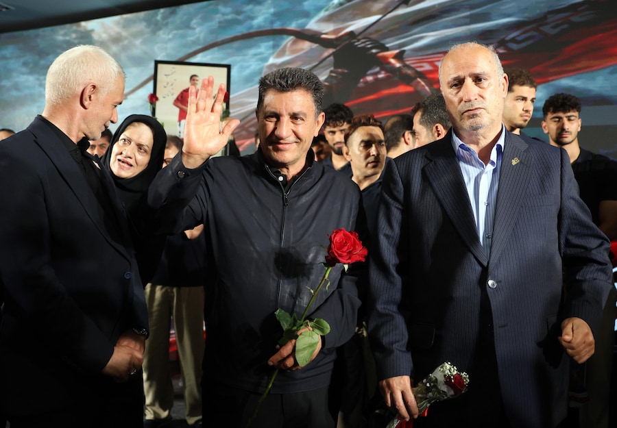 Il presidente della Federcalcio iraniana Mehdi Taj (a destra) e il commissario tecnico Amir Ghalenoei arrivano insieme ai membri della nazionale iraniana di calcio al termine della loro partecipazione ai Mondiali FIFA 2026 all’aeroporto di Mehr Abad a Teheran, in Iran. (EPA)